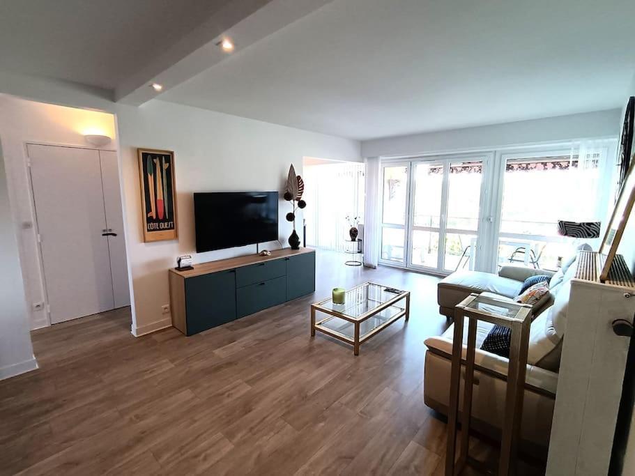 Appartement Spacieux Avec Terrasse En Plein Centre